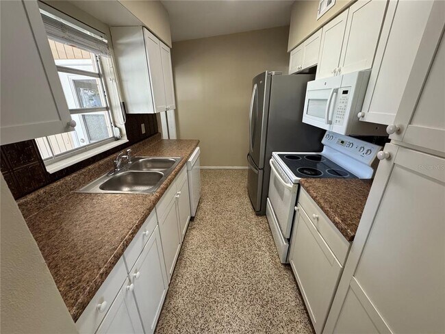 Building Photo - 1609 Banyan Dr