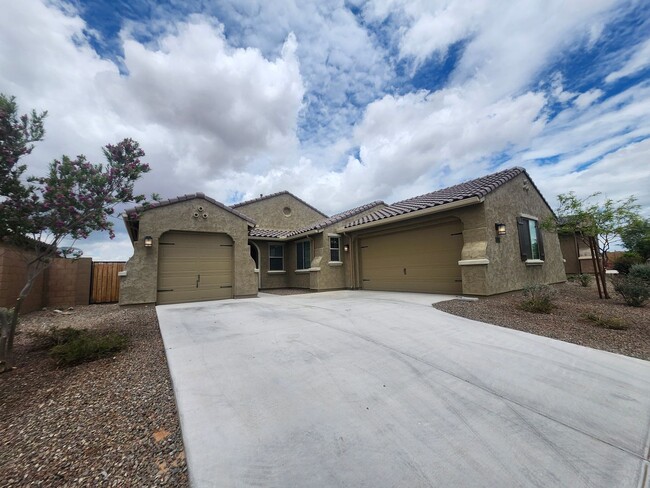 Foto del edificio - Coming Soon Mid May 2025! 5 bedrooms 3 Baths