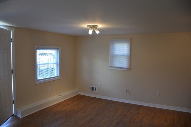 Sala de estar - 710 Monmouth Pkwy
