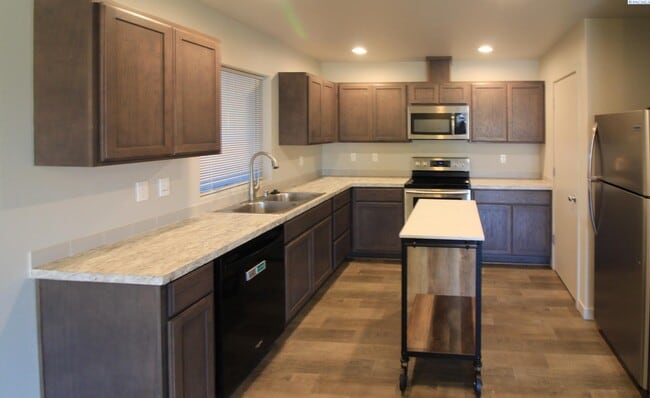 Building Photo - 3 bed, 2 bath townhome in Pasco