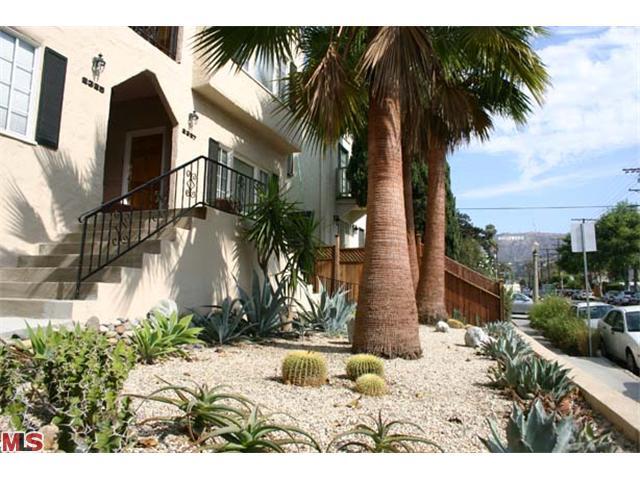 Building Photo - 2325 N Beachwood Dr