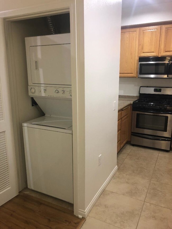 Foto del edificio - 4915 Whitsett Ave