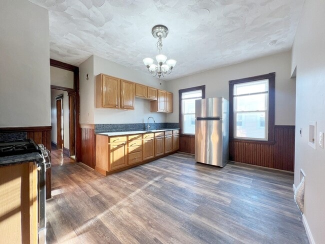Building Photo - 33 Newburg St