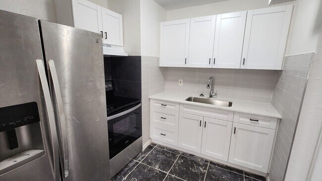Building Photo - Renovated 4/2 Home Tampa Available Now