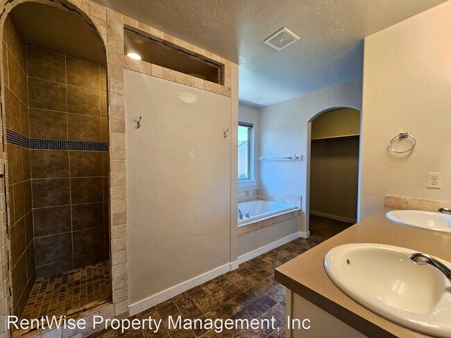 Building Photo - 4 br, 2.5 bath House - 4311 S Cruzatte Ln