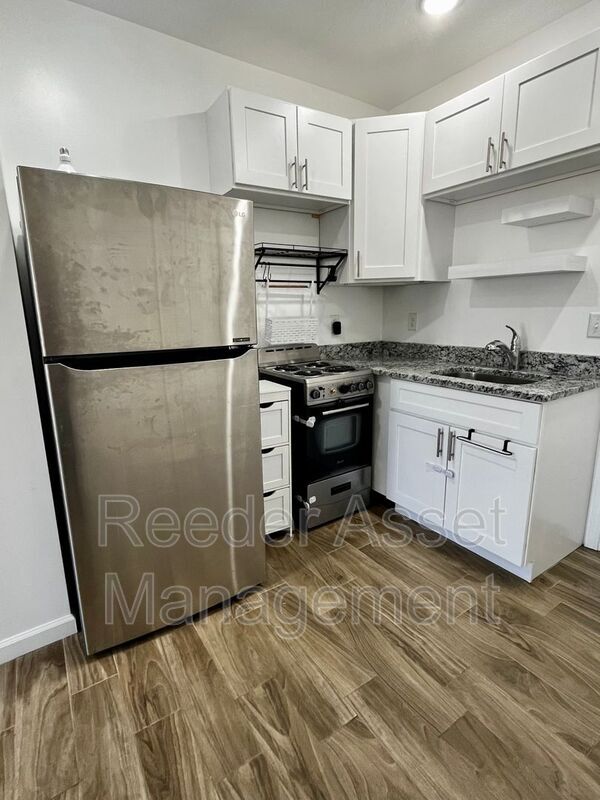 Building Photo - 427 27th St