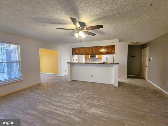 Building Photo - 13 Locust Path Ct