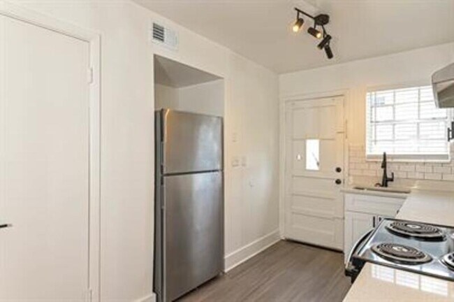 Foto del edificio - 2721 White Oak Dr