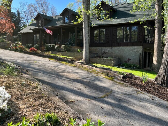 Building Photo - 1703 Pelham Rd