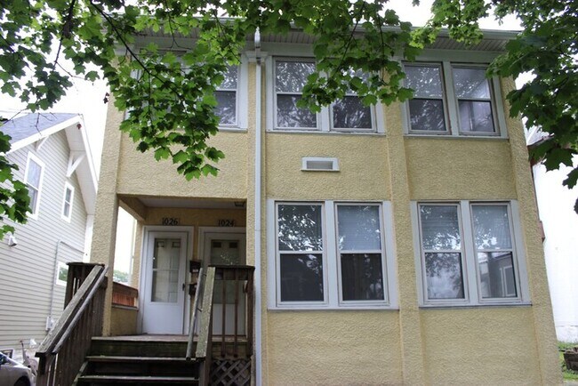Foto del edificio - Upper Level Como Duplex, Laundry, Parking,...