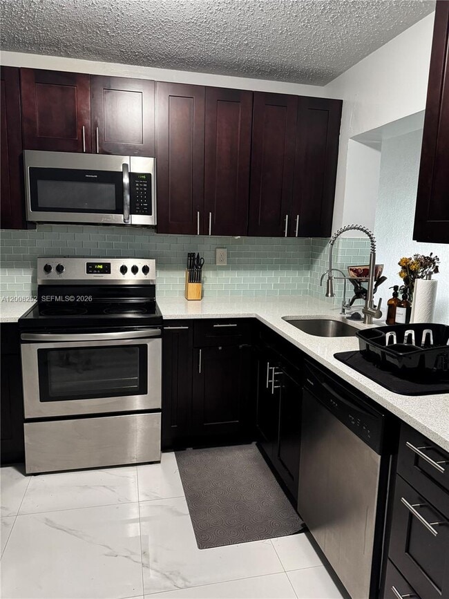 Foto del edificio - 1740 NE 56th St