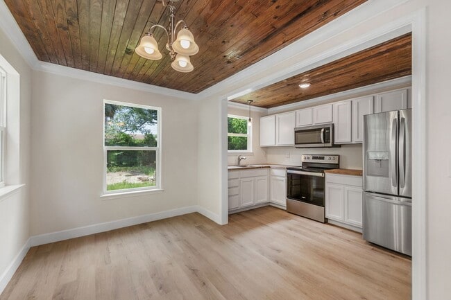Building Photo - This charming Florida cottage is available...