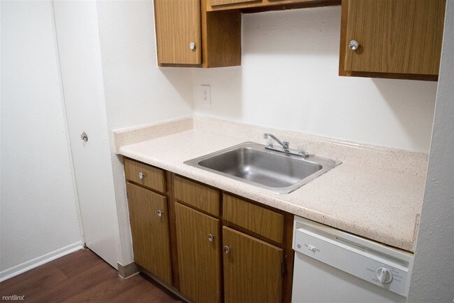 Foto del edificio - 2 br, 1 bath Apartment - 720 Green Rd Apt 205