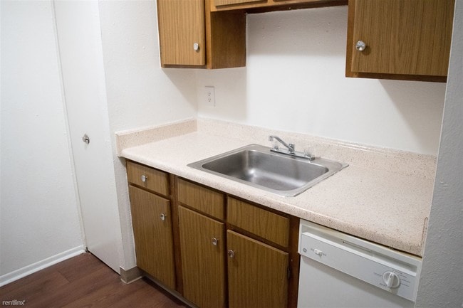 Building Photo - 2 br, 1 bath Apartment - 720 Green Rd Apt 205