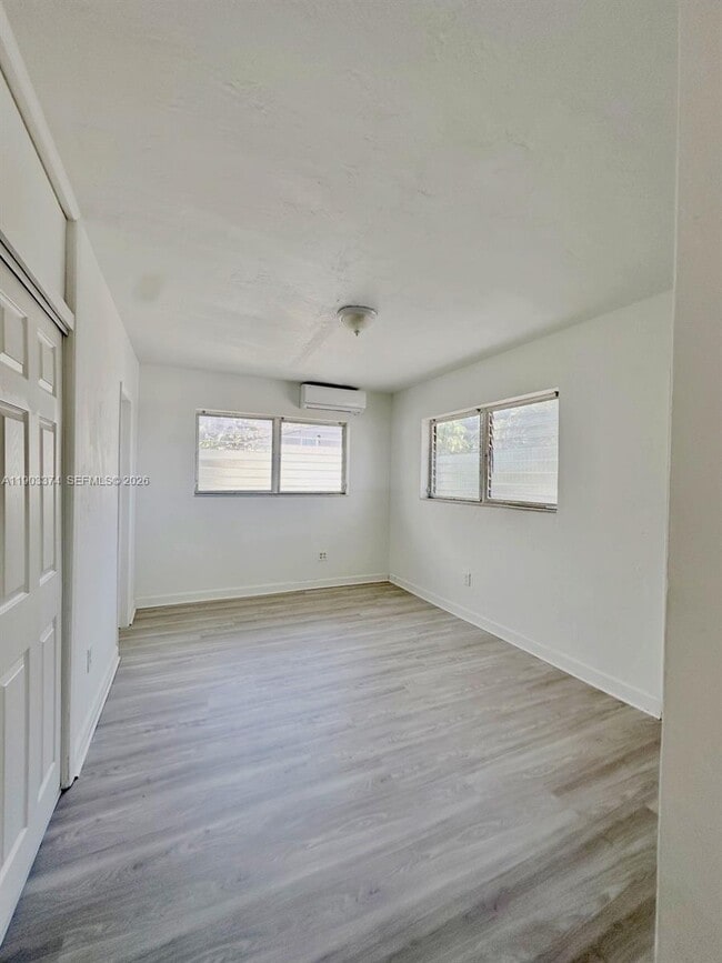 Foto del edificio - 1955 Normandy Dr