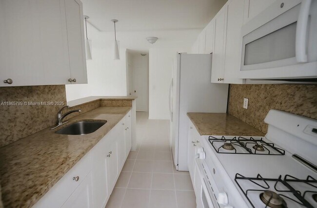 Foto del edificio - 7315 Byron Ave