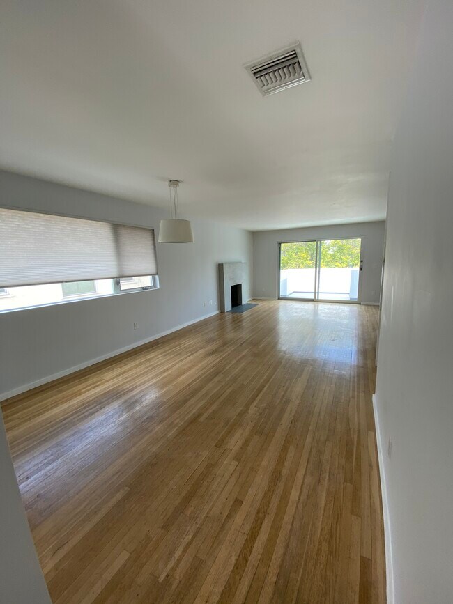 Foto del edificio - 5852 S San Vicente Blvd