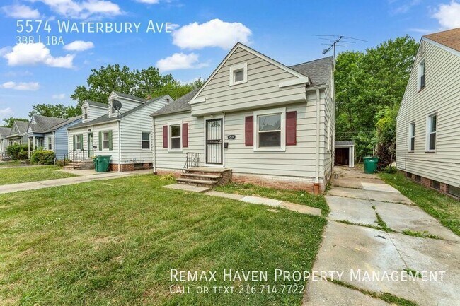 Foto del edificio - 5574 Waterbury, Maple Heights-  Stunning 3...