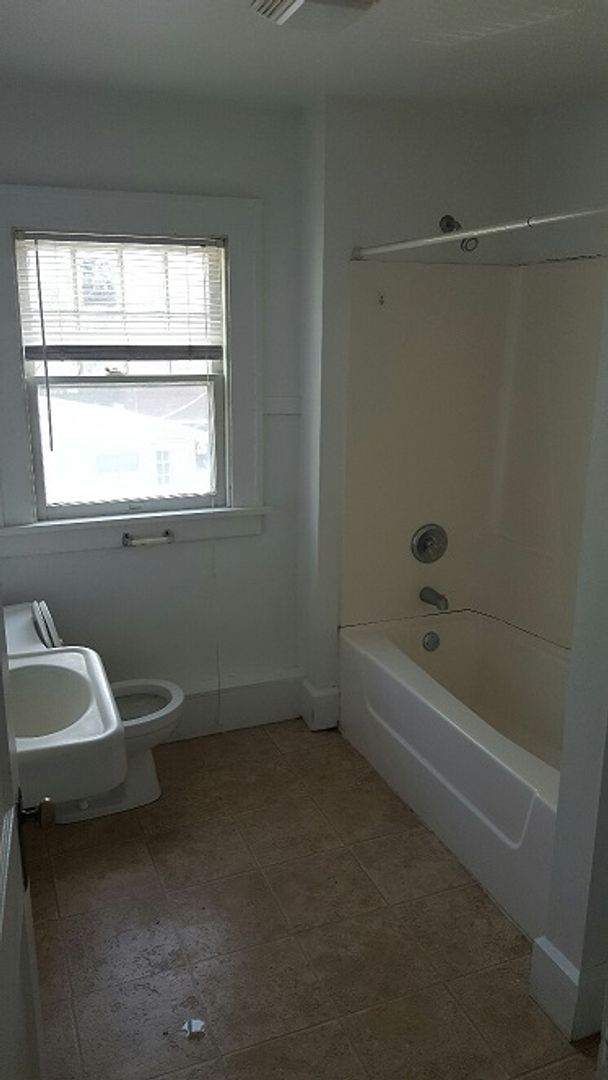 Building Photo - Close Walk To U of I Hospitals-House for Rent