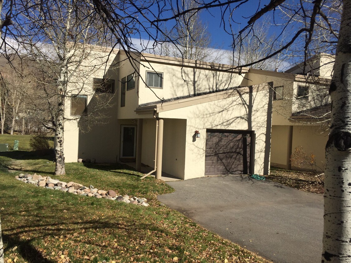Primary Photo - 198 Elk Ln