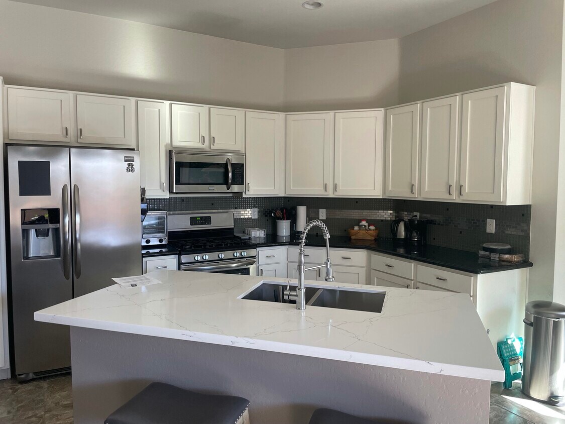 Kitchen - 3113 E Danbury Rd