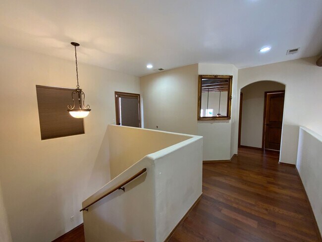 Building Photo - 5 Bedroom Luxury Home Available Near Unser...