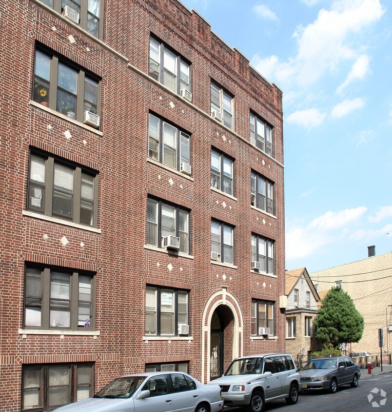 Building Photo - 132 39th St
