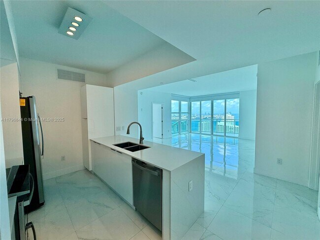 Building Photo - 950 Brickell Bay Dr