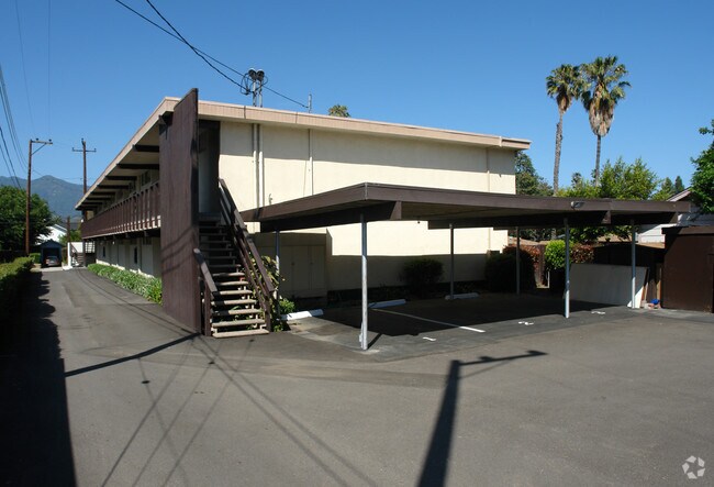 Foto del edificio - Holiday Plaza Apartments