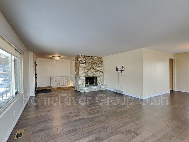 Building Photo - 3220 E Bernada Dr