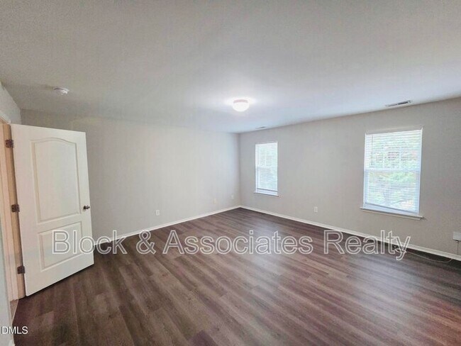 Foto del edificio - 8208 Stone Cellar Dr