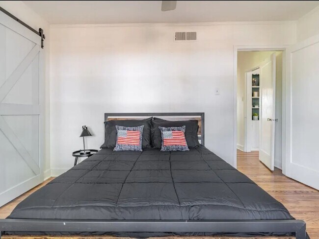 Building Photo - Charming 3 Bedroom Home in Memphis Near Co...