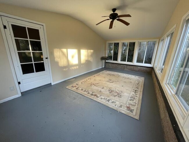 Building Photo - 3 bedroom in Plainwell MI 49080