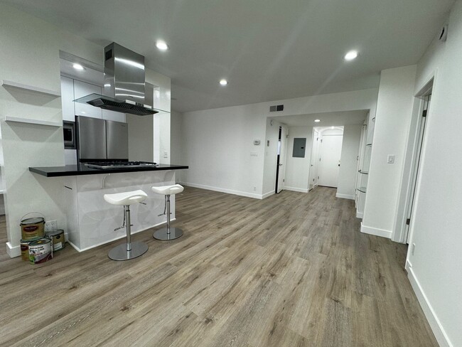 Foto del edificio - Renovated 2 Bedroom Condo for Lease on Rox...