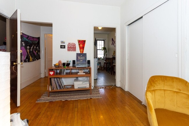 Building Photo - 9/1 Sunny top floor 2BR with balcony near Packard's Corner!