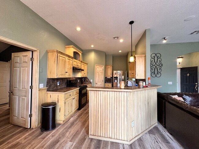 Foto del edificio - 3 Bed 2 Bath Home in Yukon with attached garage and Fenced back yard.