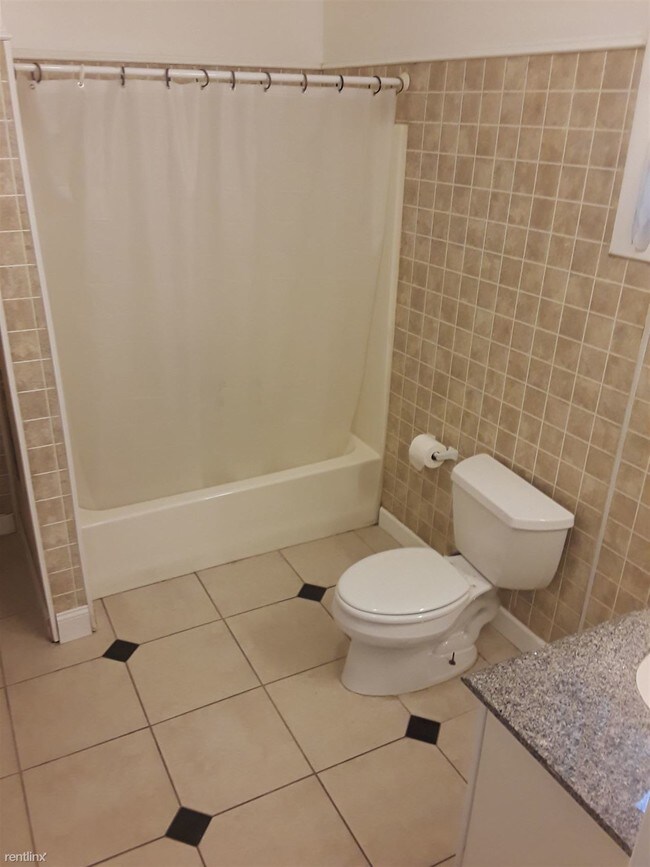 Building Photo - 2 br, 1 bath House - 770 Shelton St 1st Floor