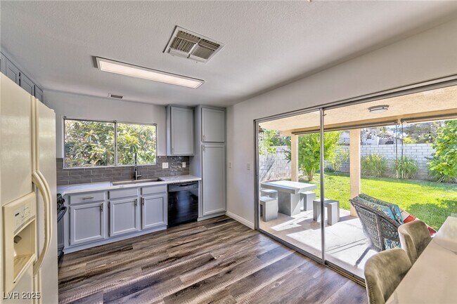 Foto del edificio - 640 Whispering Palms Dr