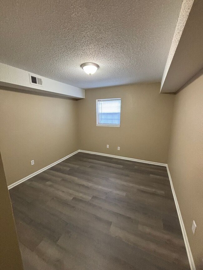 Foto del edificio - Large 2 bdrm/1.5bath apt 750.00 in Indepen...