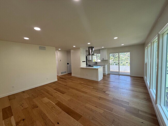 Building Photo - LEAFWOOD CIRCLE