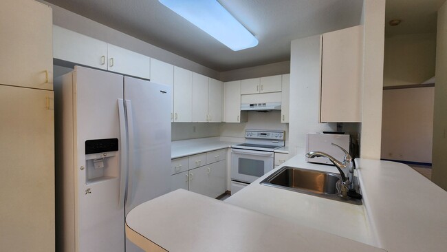 Foto del edificio - 2 bedroom, 2 bath, 2 parking single level ...