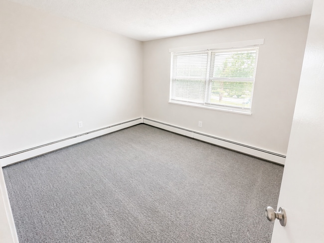 Building Photo - A1 Colonial Dr