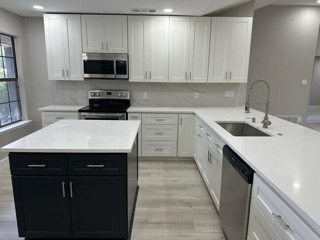 Foto del edificio - 2415 Amber Hill Ln