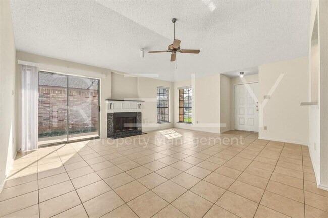 Foto del edificio - 604 David Curry Dr