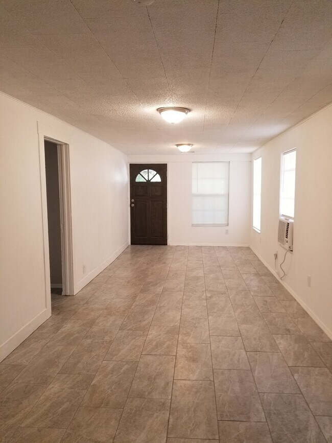 Sala de estar - 3234 71st Ave N