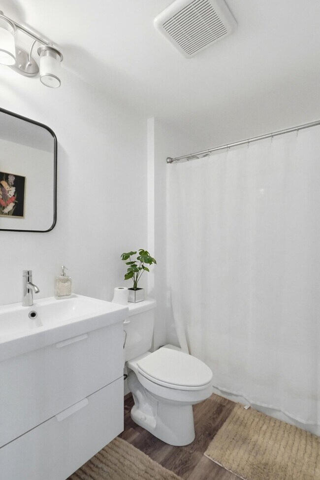 Foto del edificio - 3201 Crestwood Ln