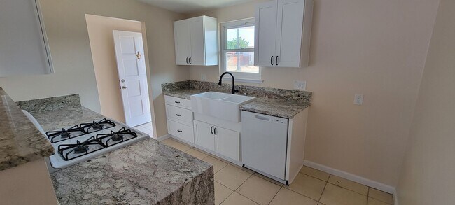 Foto del edificio - 3Bed/2Bath House w/1-Car Garage, Great Yar...