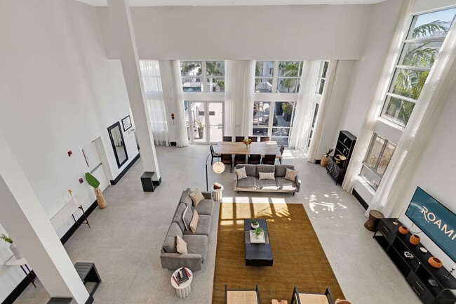 Building Photo - 826 Collins Ave