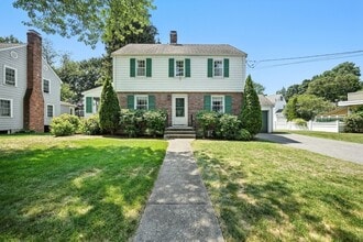 Building Photo - 40 Fairway Dr