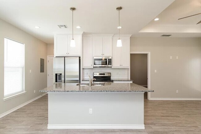 Kitchen w/breakfast bar - 14122 Ambrosia St